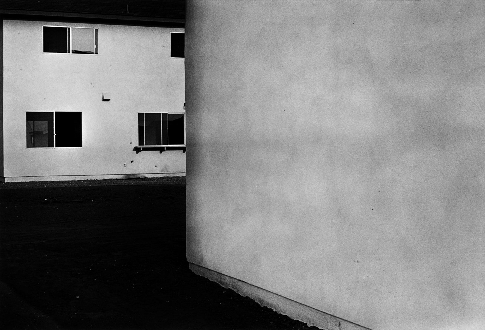 Lewis Baltz (estadounidense, 1945-2014), Tract House # 6, portfolio The Tract Houses, 1971. Impresión en gelatina plateada, 12,7 x 20,6375 cm. Museo George Eastman, Rochester, Nueva York. Imágenes cortesía de Estate of Lewis Baltz y Gallery Luisotti, Santa Monica. © 2018 Estado de Lewis Baltz.
