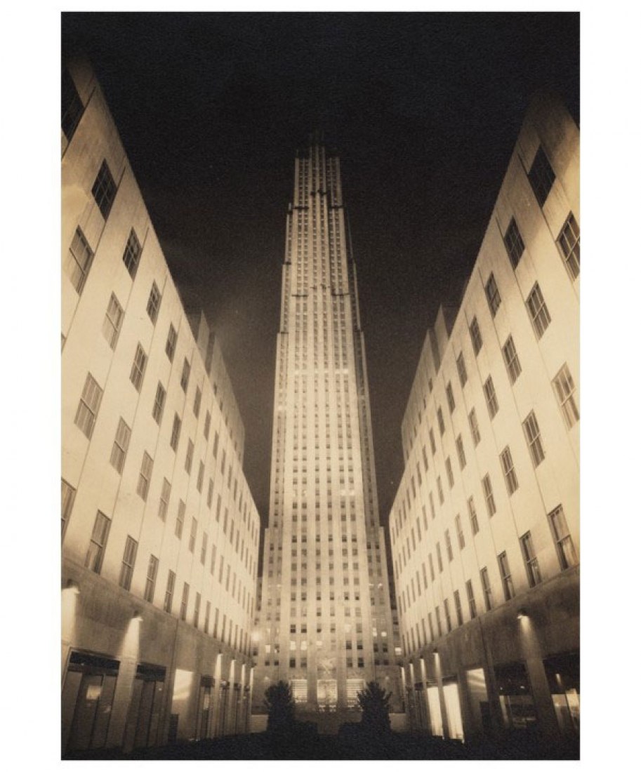 Samuel H. Gottscho (estadounidense, 1875-1971), vistas de la ciudad de Nueva York, Edificio RCA iluminado, 1933. Impresión de gelatina de plata, 17,78 x 12,7 cm. Colección Gottscho-Schleisner, Museo de la Ciudad de Nueva York, Obsequio de Samuel H. Gottscho / Gottscho-Schleisner, 88.1.2.2267. © 2018 Patrimonio de Samuel H. Gottscho / El Museo de la Ciudad de Nueva York.