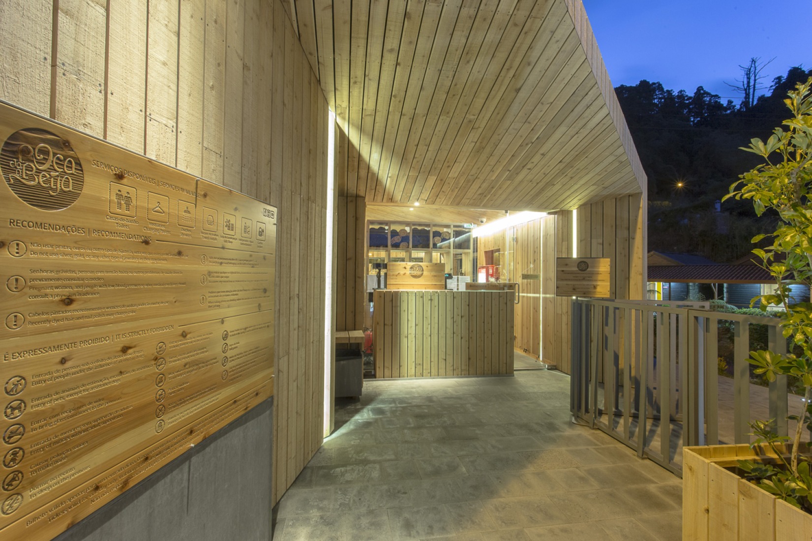 Vista nocturna del exterior. Piscinas Termales Poça da Dona Beija por M - Arquitectos, Açores, Portugal. Fotografía © Paulo Goulart.