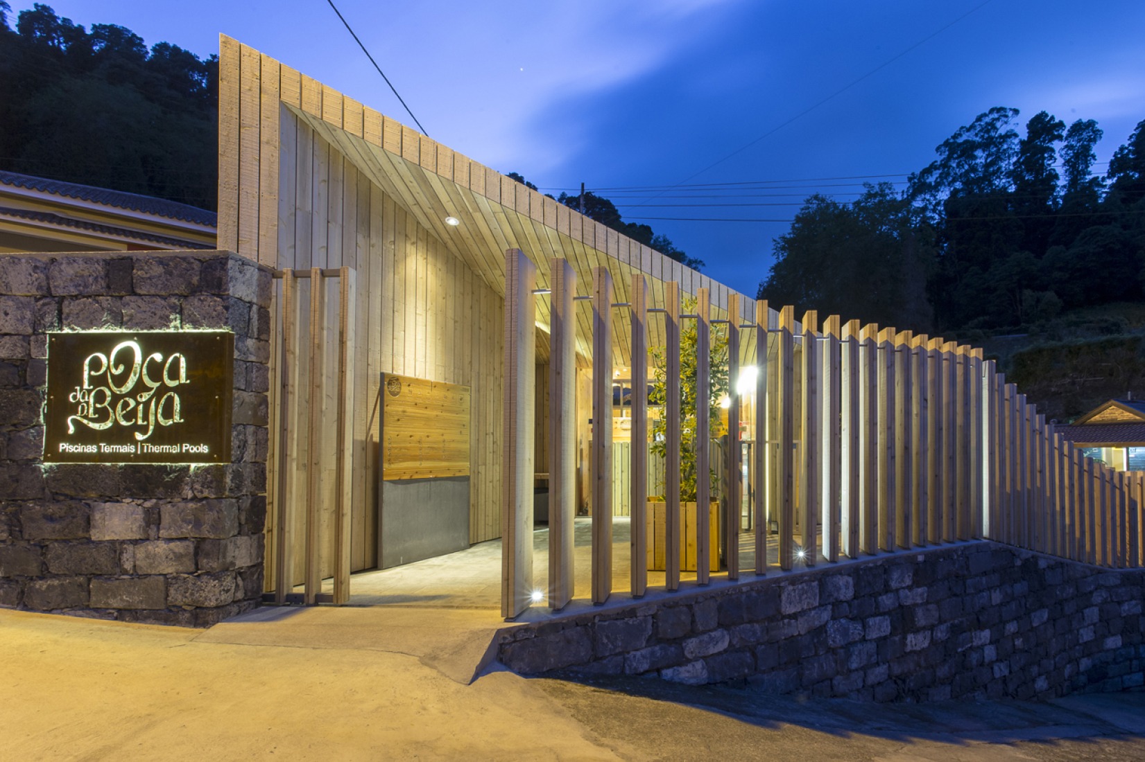 Vista nocturna del exterior. Piscinas Termales Poça da Dona Beija por M - Arquitectos, Açores, Portugal. Fotografía © Paulo Goulart.