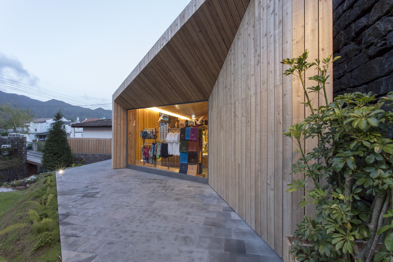 Vista exteiror. Piscinas Termales Poça da Dona Beija por M - Arquitectos, Açores, Portugal. Fotografía © Paulo Goulart. 