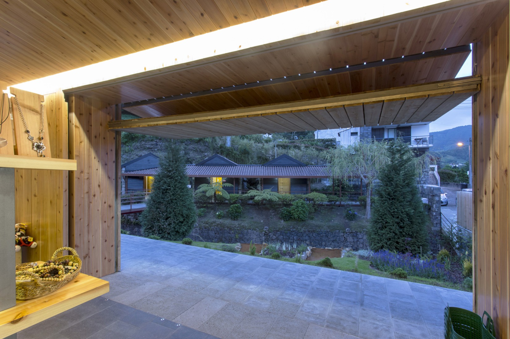 Vista interior. Piscinas Termales Poça da Dona Beija por M - Arquitectos, Açores, Portugal. Fotografía © Paulo Goulart.