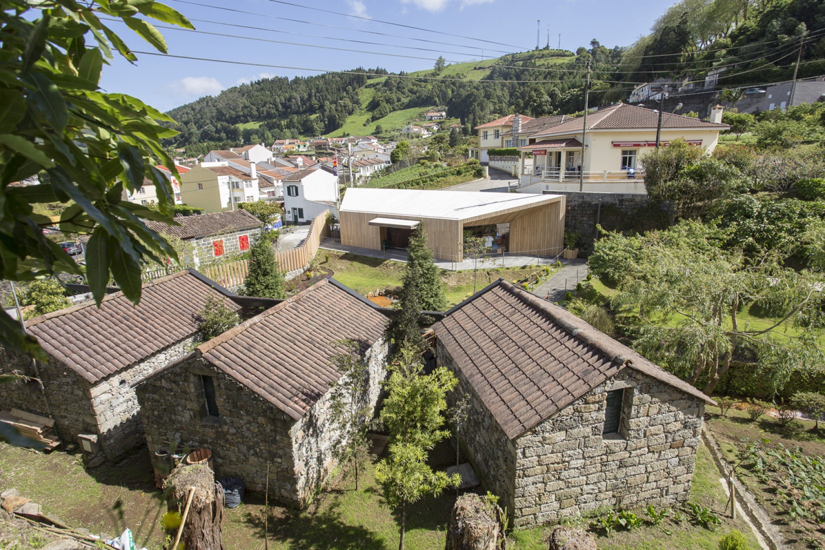 Vista exterior. Piscinas Termales Poça da Dona Beija por M - Arquitectos, Açores, Portugal. Fotografía © Paulo Goulart. 