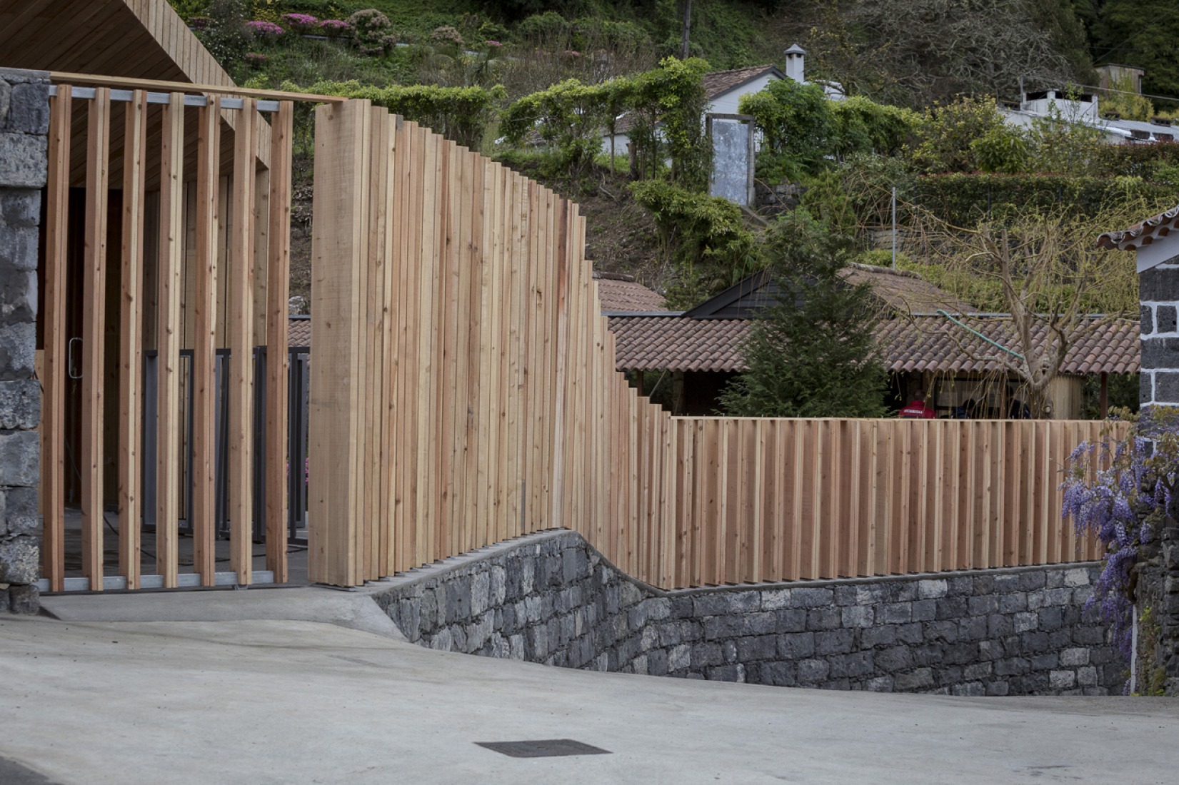 Vista exterior. Piscinas Termales Poça da Dona Beija por M - Arquitectos, Açores, Portugal. Fotografía © Paulo Goulart. 