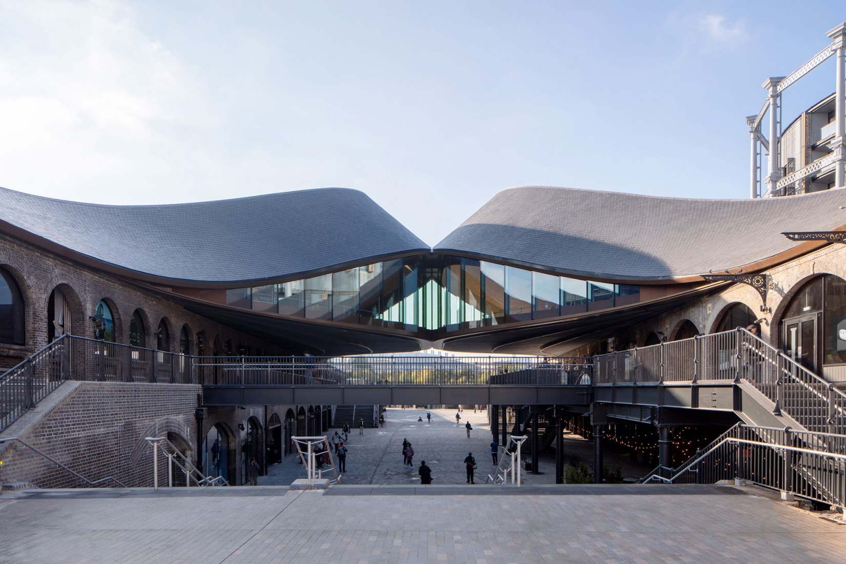 Coal Drops Yard en King's Cross, por Heatherwick Studio. Fotografía por Luke Hayes