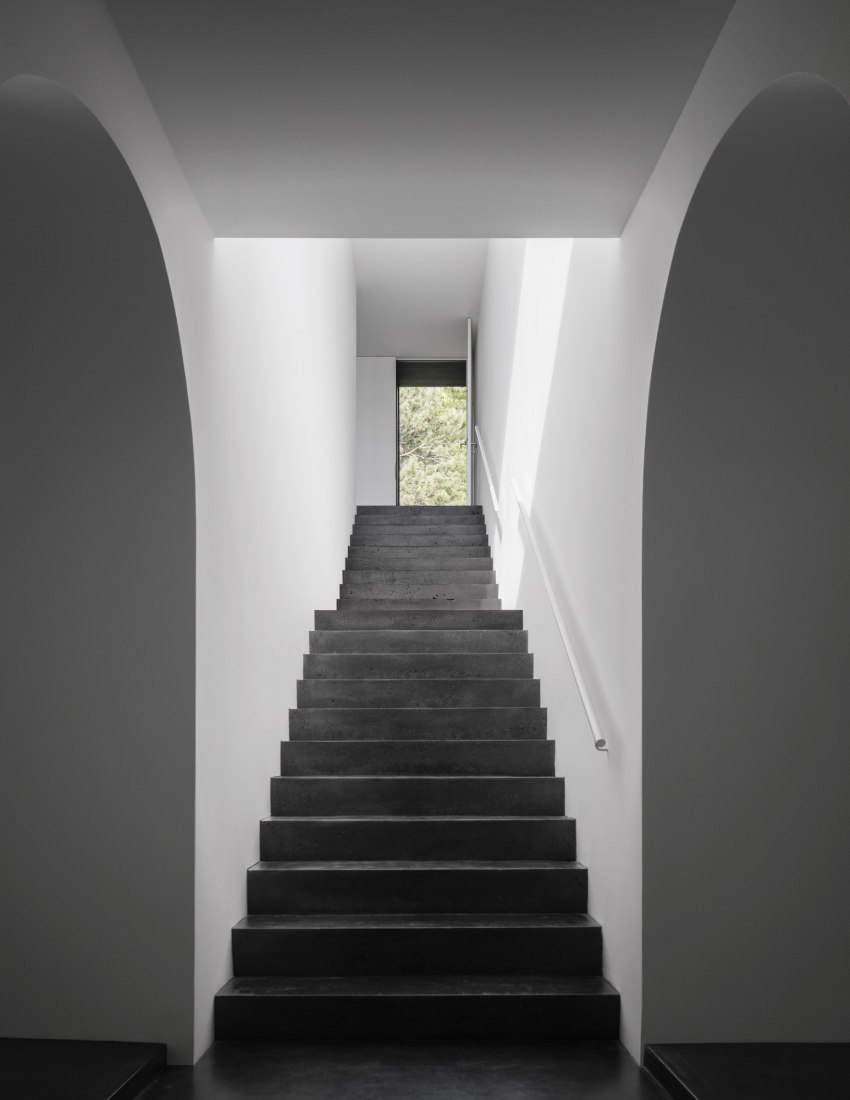 Blackclad volumes looking at the horizon. Ghent House by Thomas Phifer