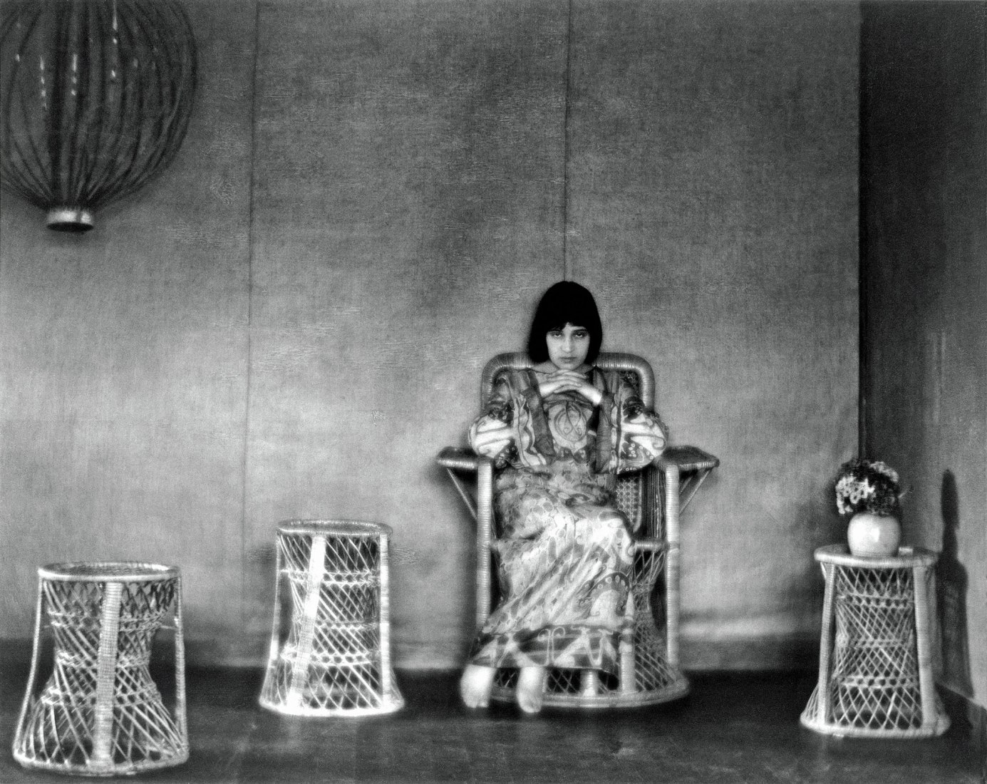 Edward Weston, Tina Modotti in Edward Weston's photographic workshop, 1922, Glendale, California © Edward Weston. Courtesy: Galerie Bilderwelt, Reinhard Schultz