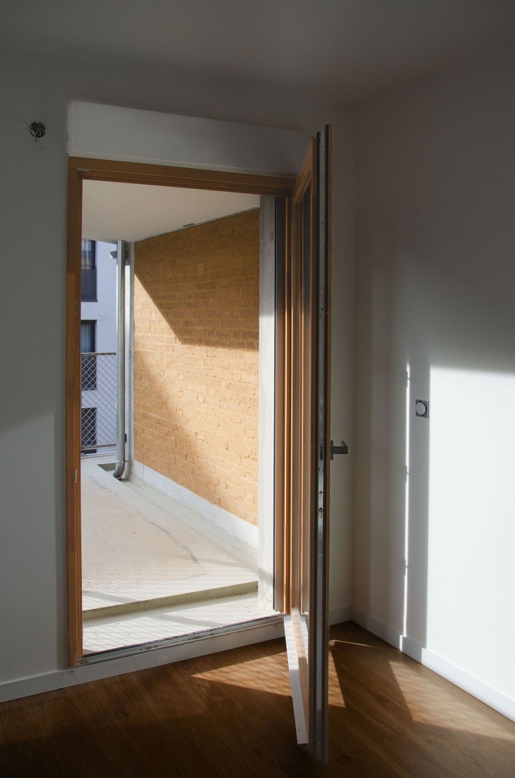 Mud brick residential building by TOA architectes associés. Photograph by Frédéric Delangle.
