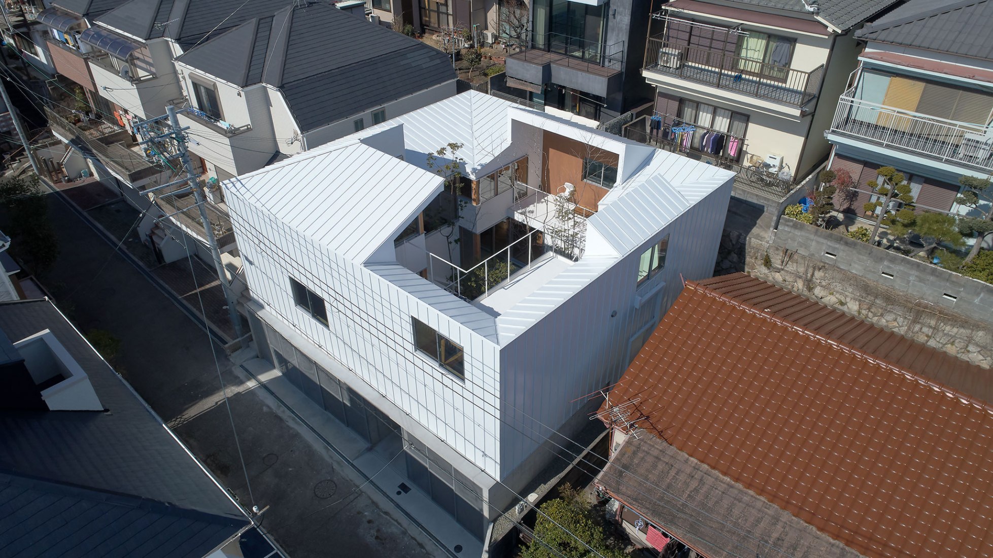 Loop Terrace by Tomohiro Hata Architects and Associates. Photography by Toshiyuki Yano.