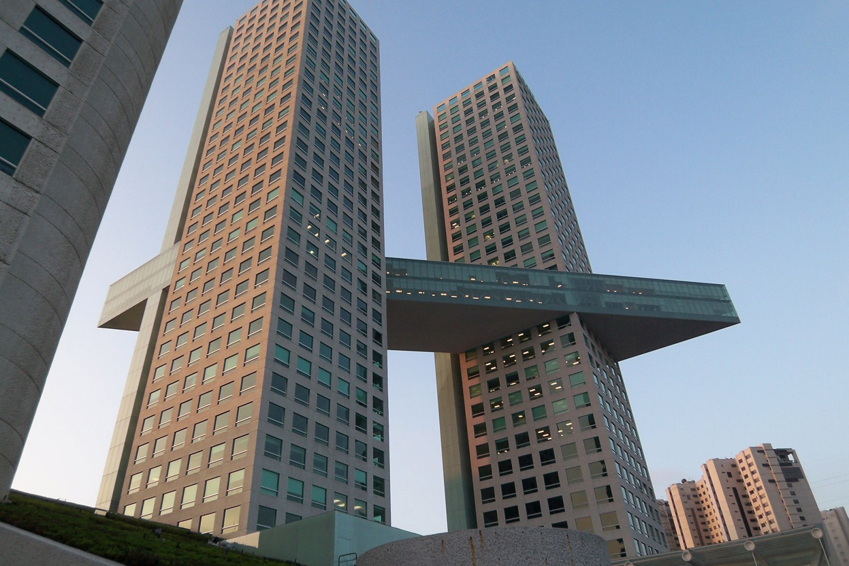 Torre Arcos Bosques II realizada en 2008. 2010. Fotografía de Gabriel Flores Romero. Wikimedia Commons.