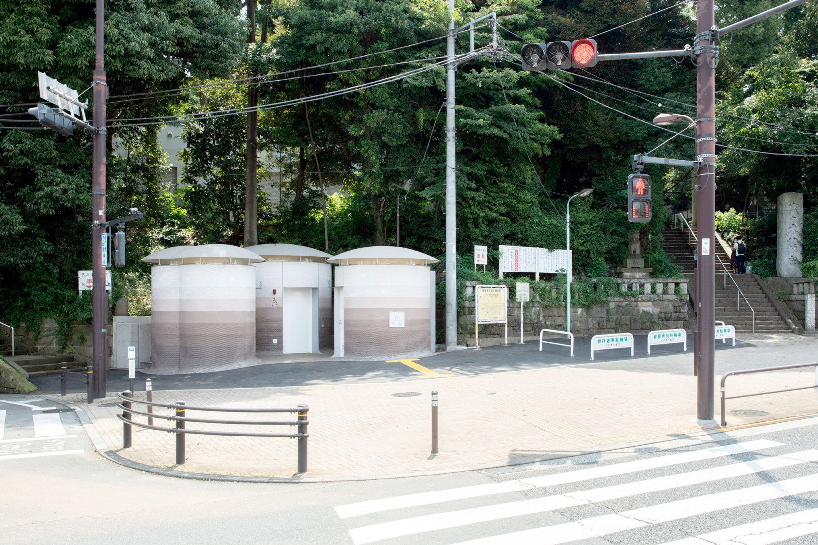Aseos públicos por Toyo Ito, en el acceso al santuario de Yoyogi-Hachiman. Imágenes cortesía de The Nippon Foundation 