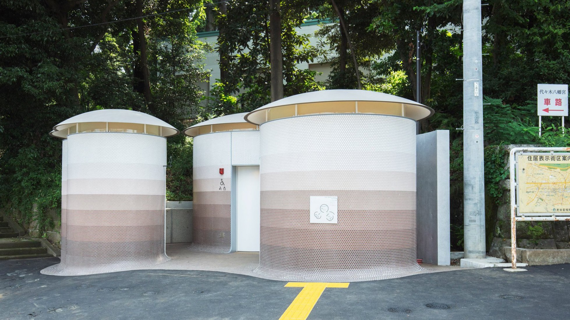 Aseos públicos por Toyo Ito, en el acceso al santuario de Yoyogi-Hachiman. Imágenes cortesía de The Nippon Foundation 