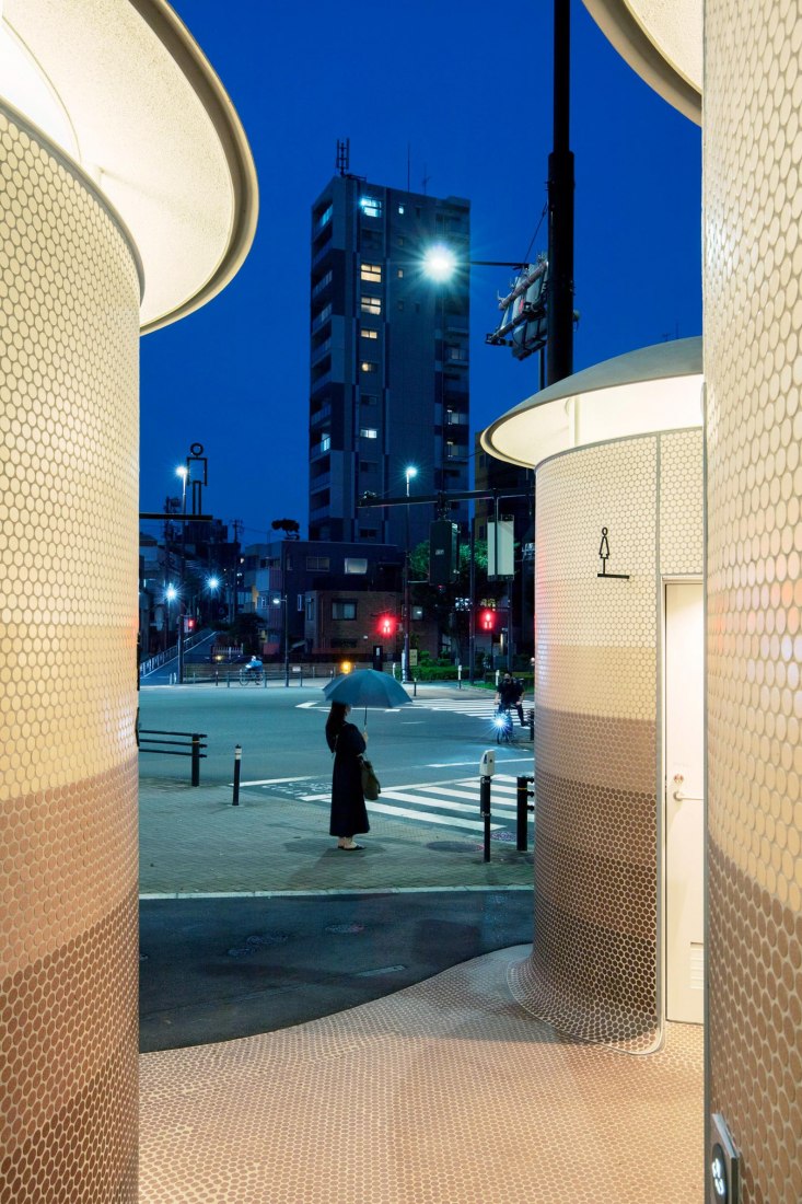 Aseos públicos por Toyo Ito, en el acceso al santuario de Yoyogi-Hachiman. Imágenes cortesía de The Nippon Foundation 