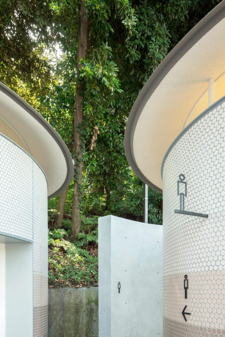 Aseos públicos por Toyo Ito, en el acceso al santuario de Yoyogi-Hachiman. Imágenes cortesía de The Nippon Foundation 