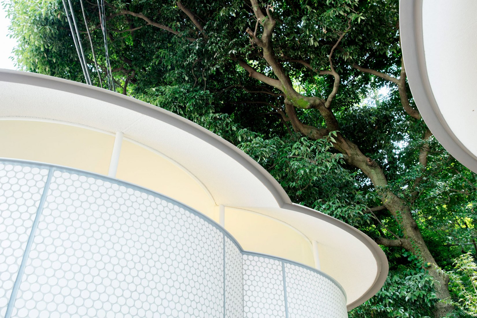 Aseos públicos por Toyo Ito, en el acceso al santuario de Yoyogi-Hachiman. Imágenes cortesía de The Nippon Foundation 