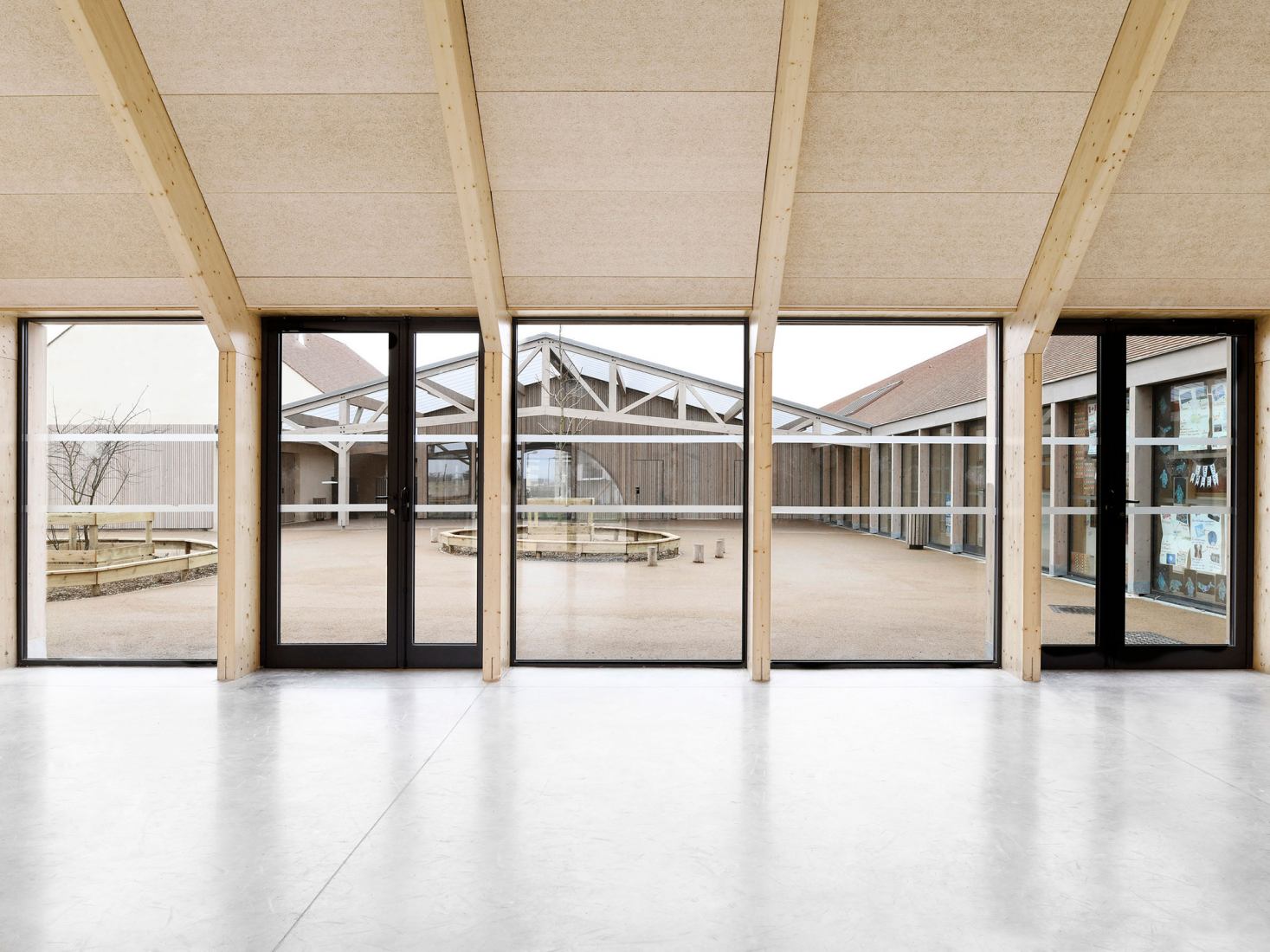 Grupo escolar y cocina central por Tracks Architectes. Fotografía por Guillaume Amat.