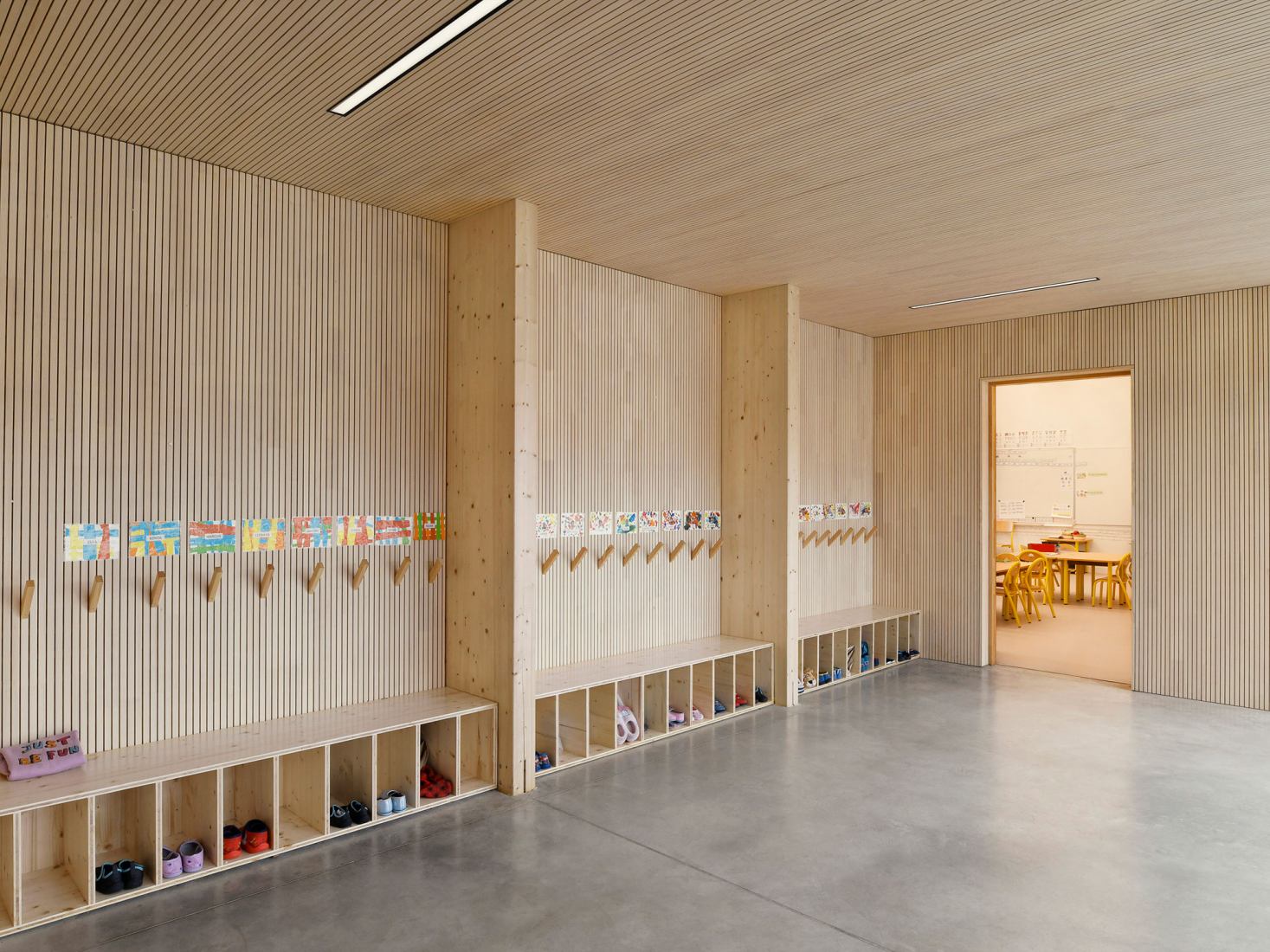 Grupo escolar y cocina central por Tracks Architectes. Fotografía por Guillaume Amat.