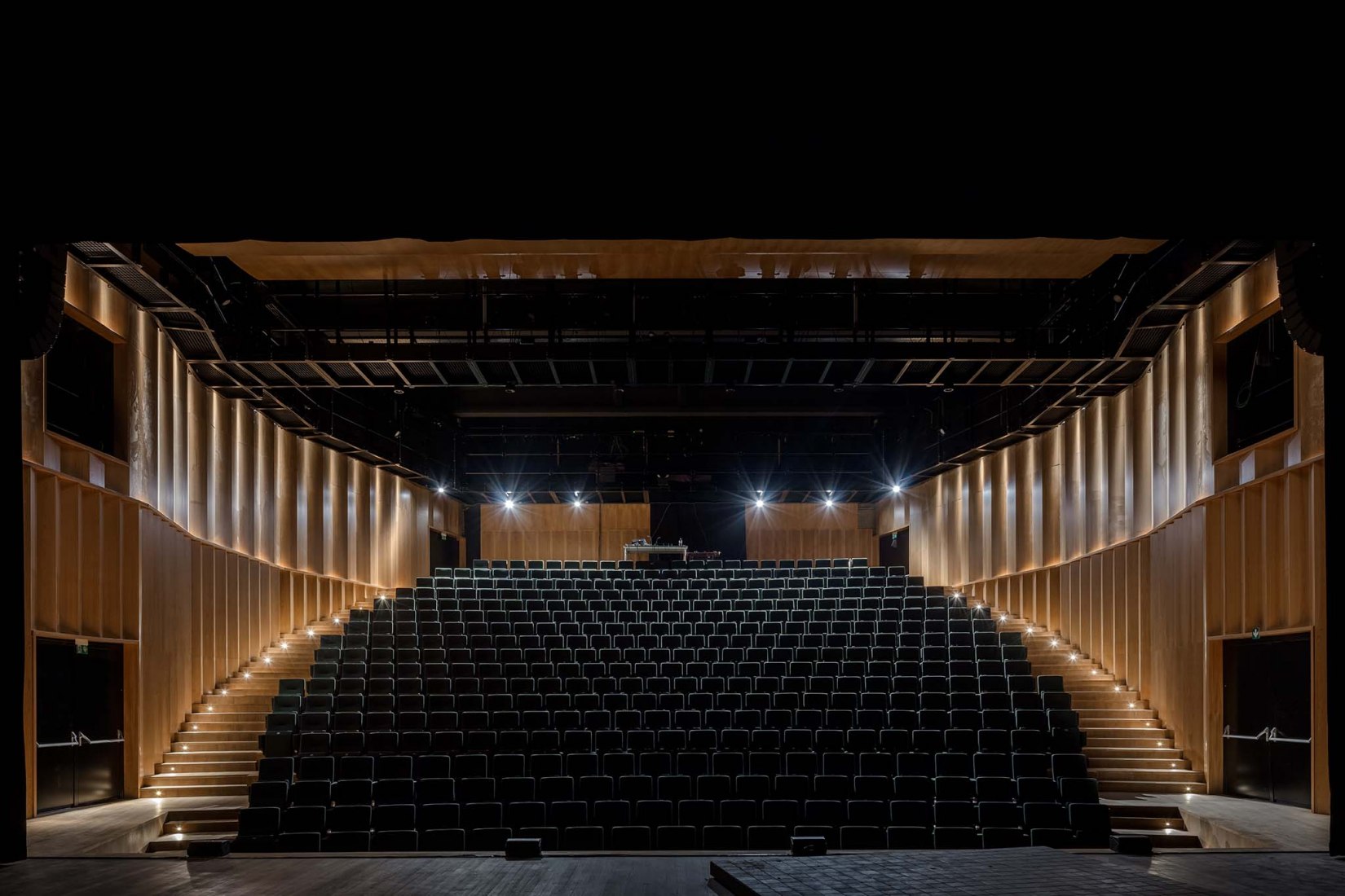 Teatro Leietheater Deinze por TRANS architectuur I stedenbouw & V+. Fotografía por Stijn Bollaert