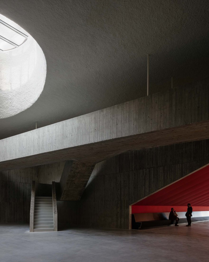 Teatro Leietheater Deinze por TRANS architectuur I stedenbouw & V+. Fotografía por Stijn Bollaert