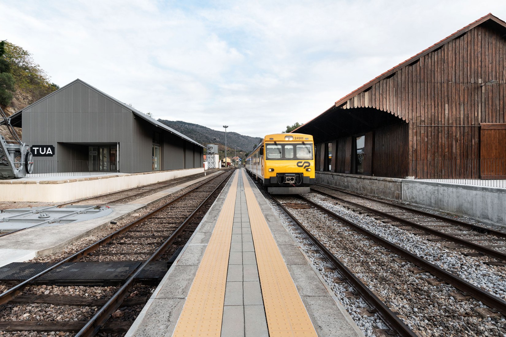 Centro de Interpretación del Valle del TUA por Rosmaninho+Azevedo Architects. Fotografía por Luis Ferreira Alves