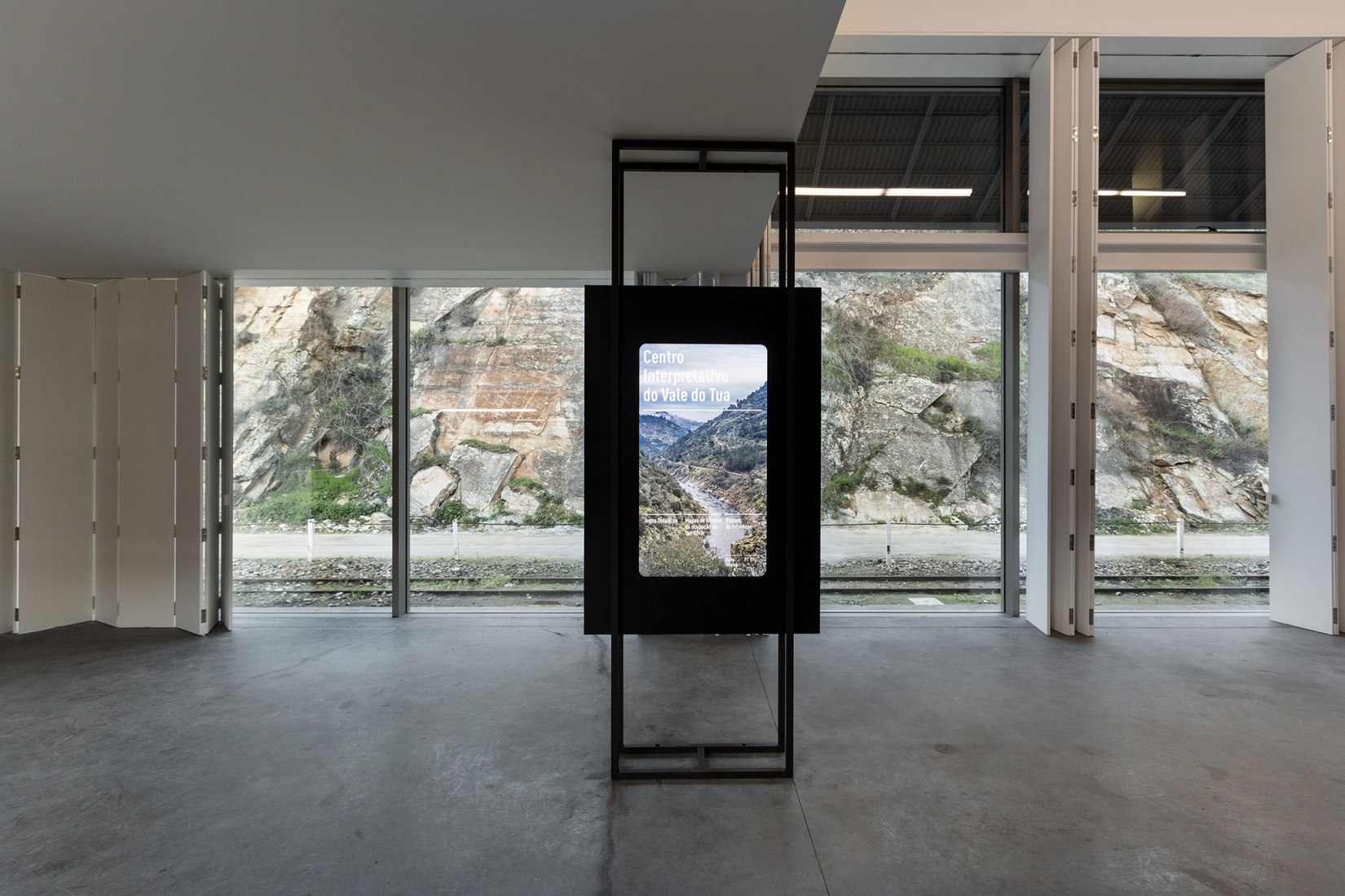 Centro de Interpretación del Valle del TUA por Rosmaninho+Azevedo Architects. Fotografía por Luis Ferreira Alves
