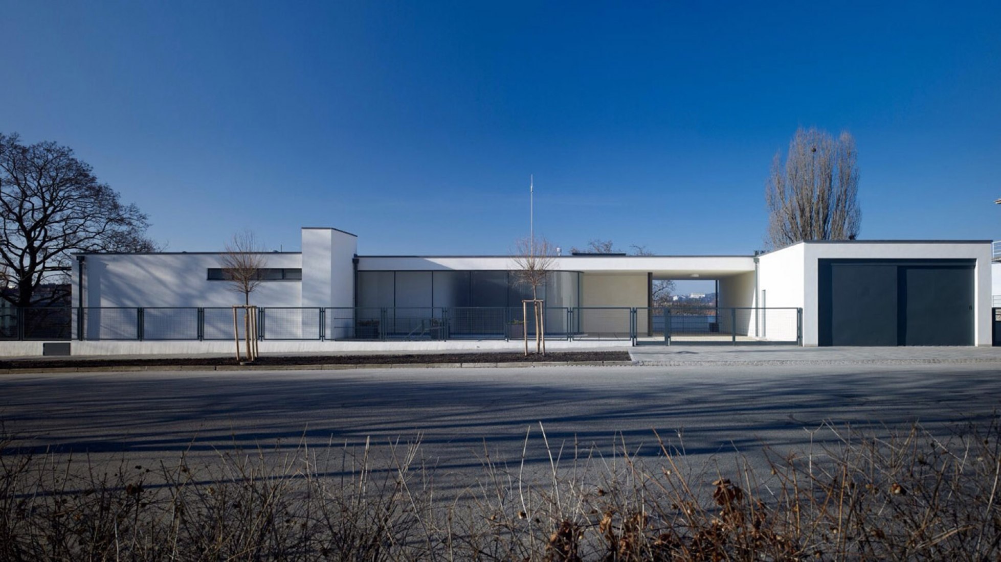 Vista exterior. Casa Tugendhat por Ludwig Mies van der Rohe. Fotografía © David Židlický.