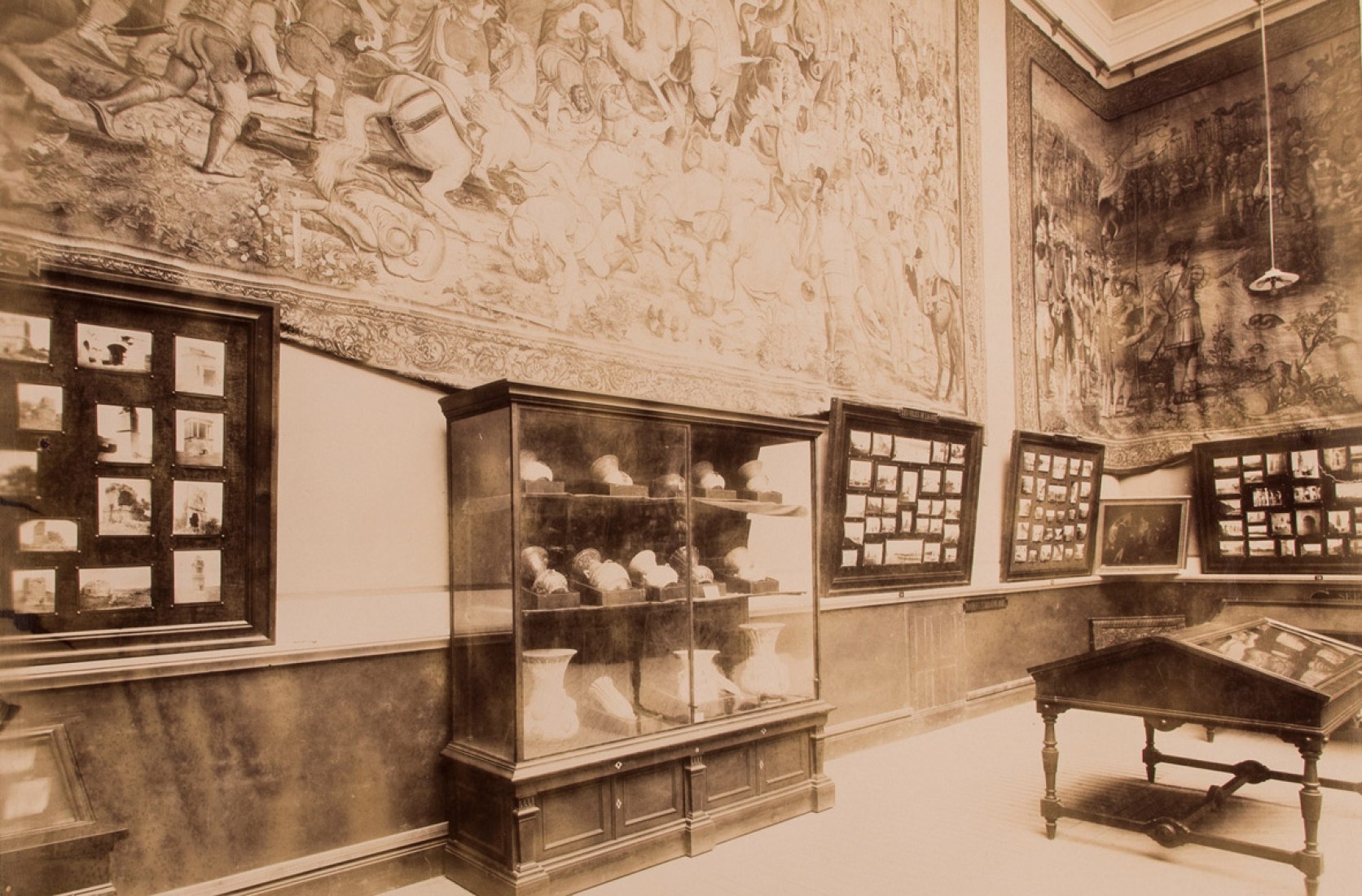 Sala III de la Exposición Histórico Europea de 1892. Imagen cortesía de MAN