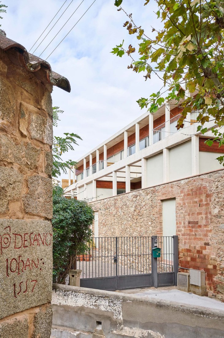 Renovation and expansion of a house between party walls, Ca n’Amunt d’Arenys d’Amunt by Gerard Puig - 6th Maresme Architecture Exhibition. Photograph by José Hevia.