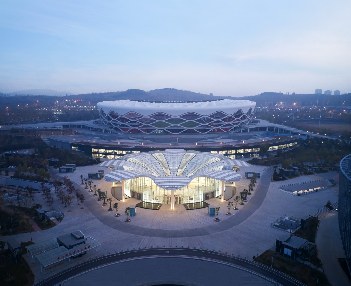 Zaozhuang Citizen Service Center by UDG. Photograph by MLEE Studio.