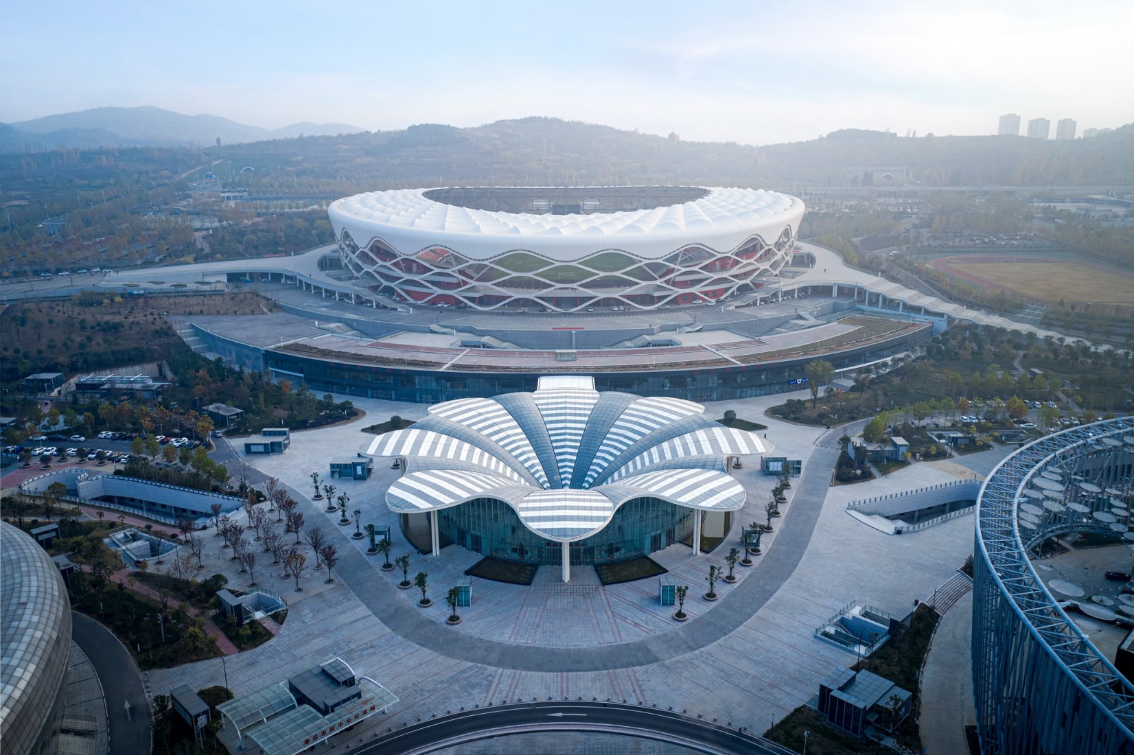 Zaozhuang Citizen Service Center by UDG. Photograph by MLEE Studio.