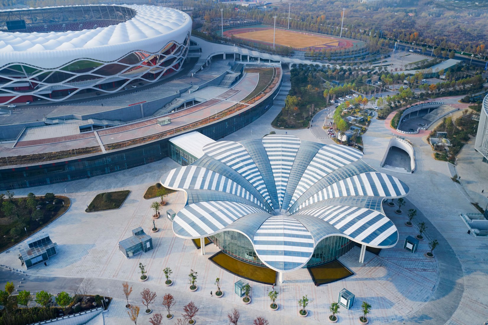 Zaozhuang Citizen Service Center by UDG. Photograph by MLEE Studio.