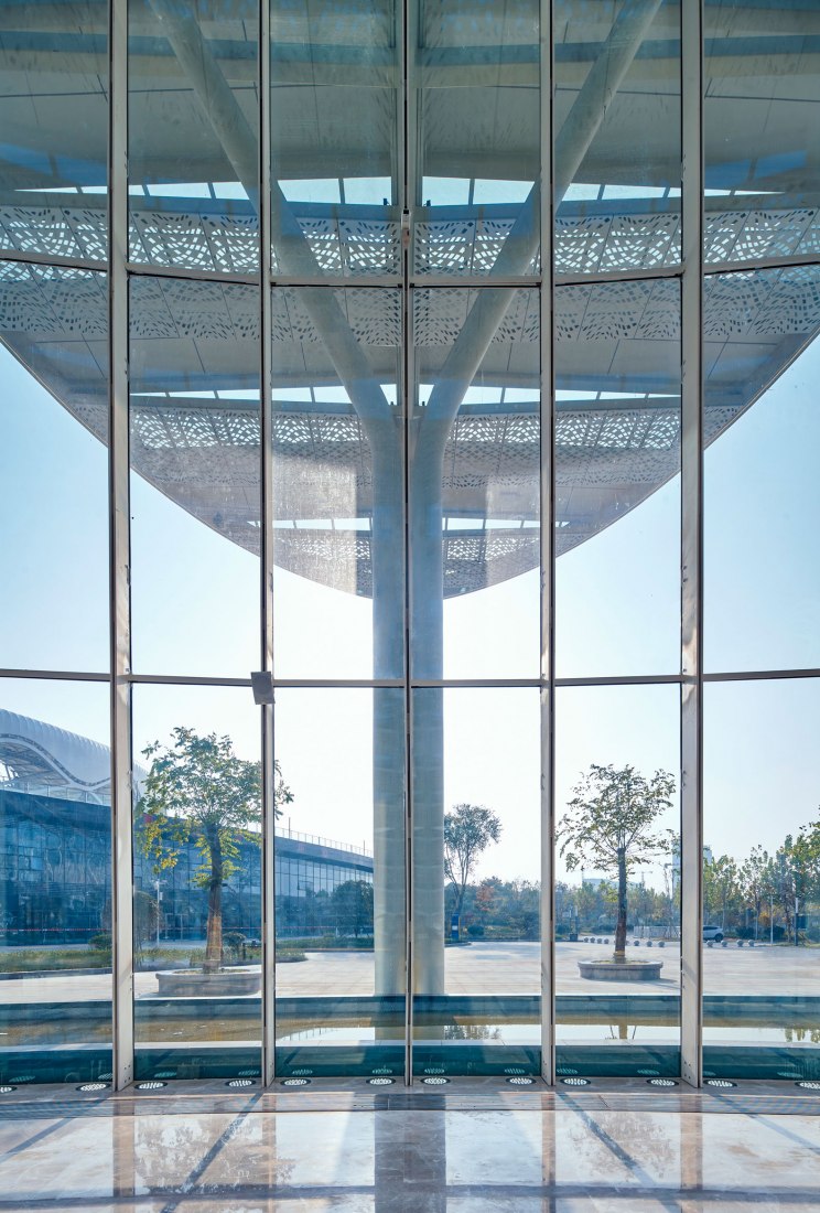 Zaozhuang Citizen Service Center by UDG. Photograph by MLEE Studio.