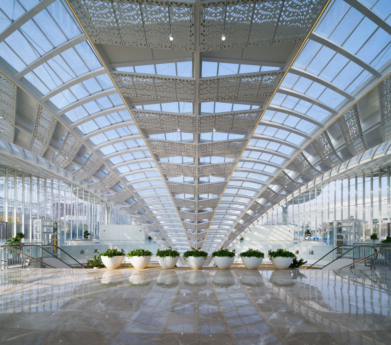Zaozhuang Citizen Service Center by UDG. Photograph by MLEE Studio.