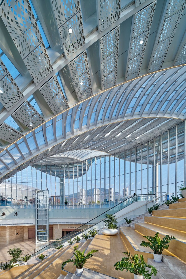 Zaozhuang Citizen Service Center by UDG. Photograph by MLEE Studio.