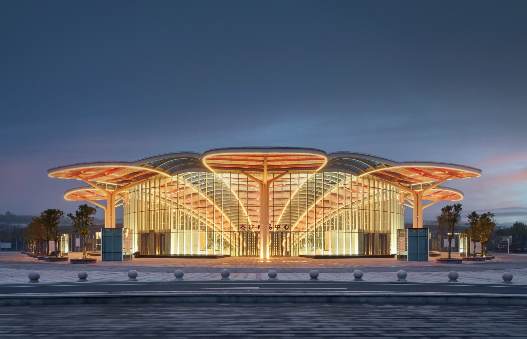 Zaozhuang Citizen Service Center by UDG. Photograph by MLEE Studio.