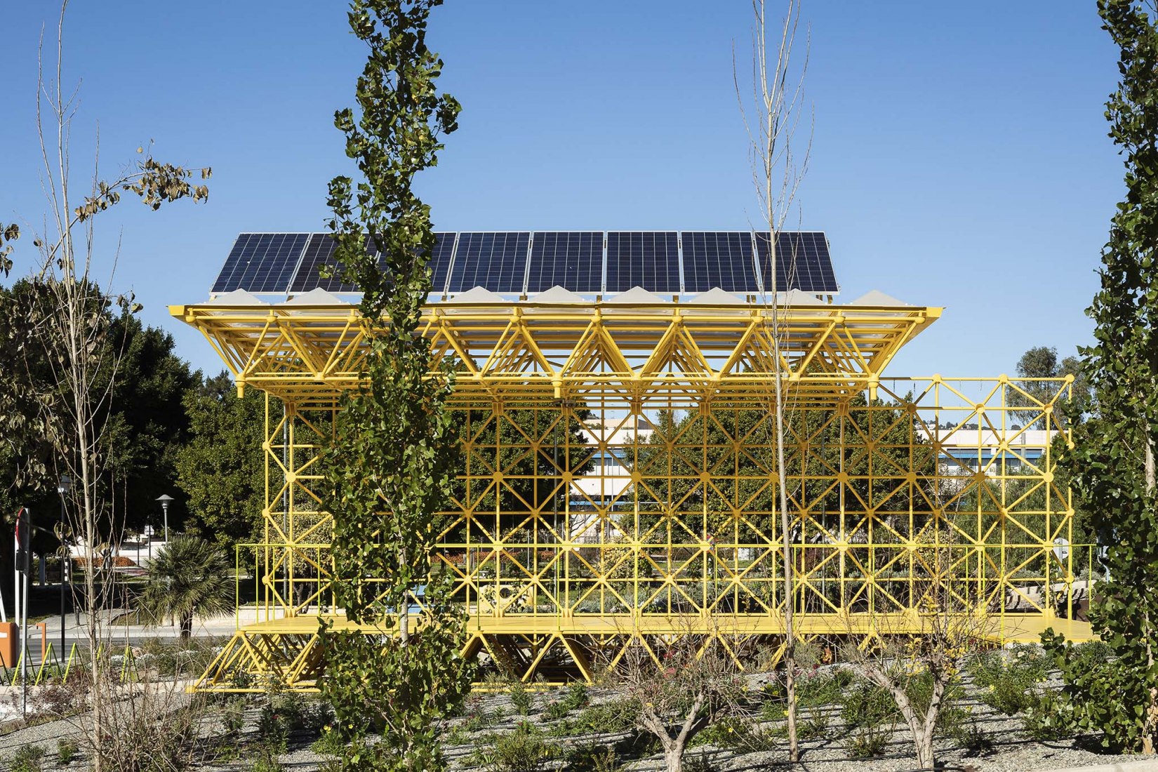 Smart tree by UMA, AQ8 Arquitectura, Marinauno Arquitectos. Photograph by por Fernando Alda