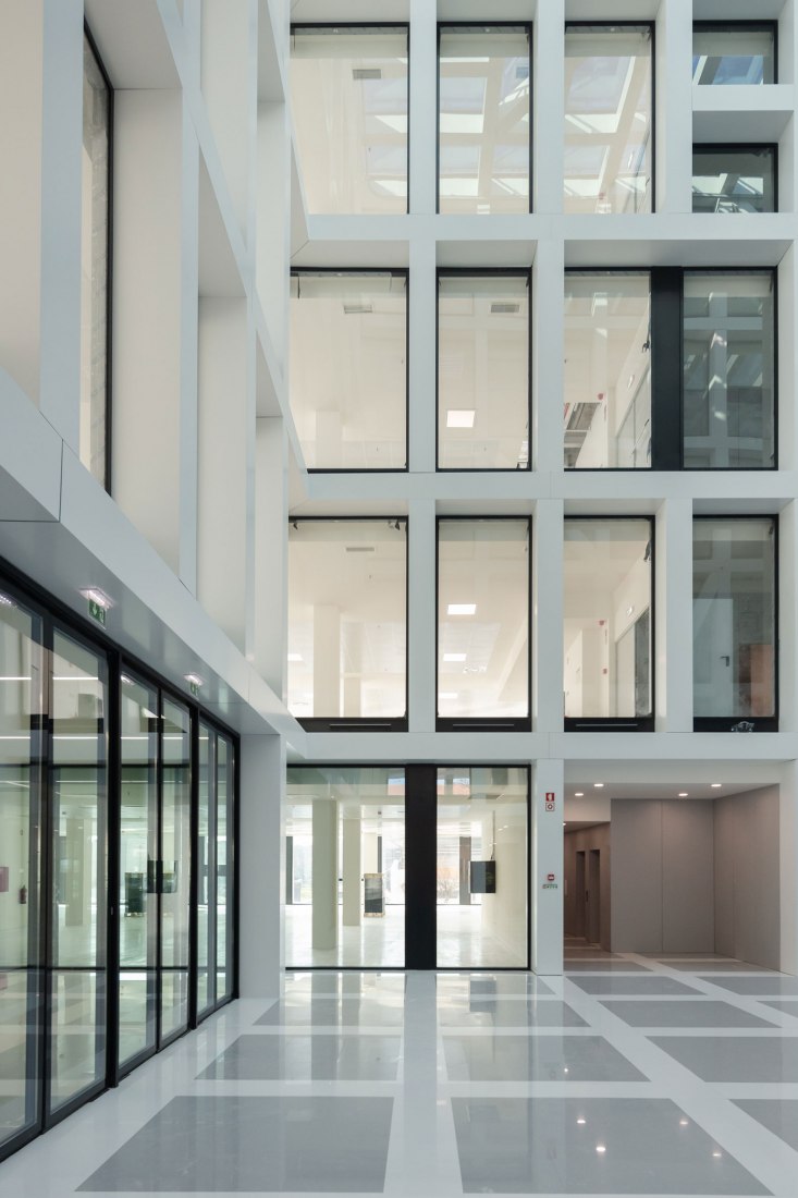 Centro de Negocios Urbo por Nuno Capa Arquitecto. Fotografía de Joao Morgado Architecture Photography.