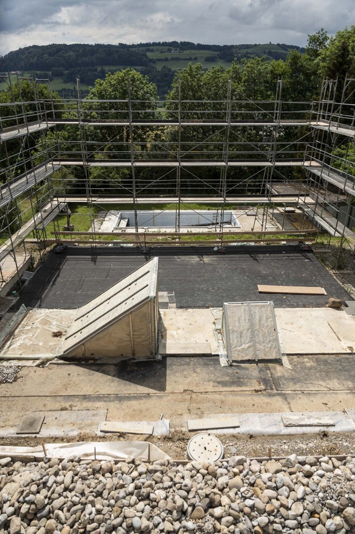 La construcción metálica MINI se desmonta por completo hasta el techo de hormigón (techo sobre el sótano). Rehabilitación de la vivienda Buchli de Fritz Haller. Fotografía por Simon Opladen
