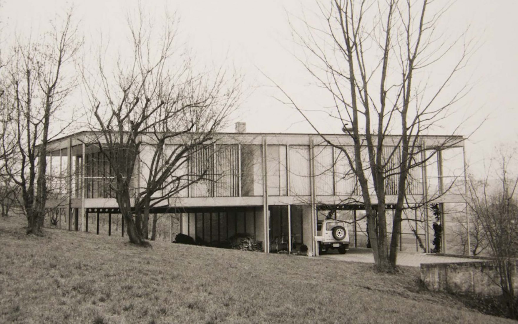 Vista desde la carretera de acceso, década de 1970. Rehabilitación de la Vivienda Buchli de Fritz Haller.