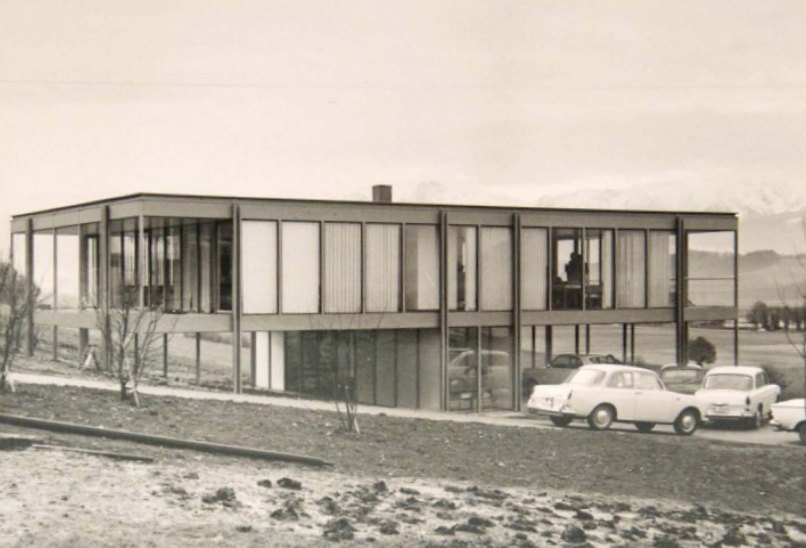 Vista desde la carretera de acceso, nada más concluir las obras en otoño de 1969. Rehabilitación de la Vivienda Buchli de Fritz Haller.
