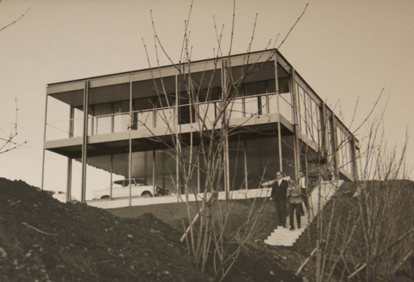 Arquitectos y propietario poco después de finalizar las obras, 1969. Rehabilitación de la Vivienda Buchli de Fritz Haller.