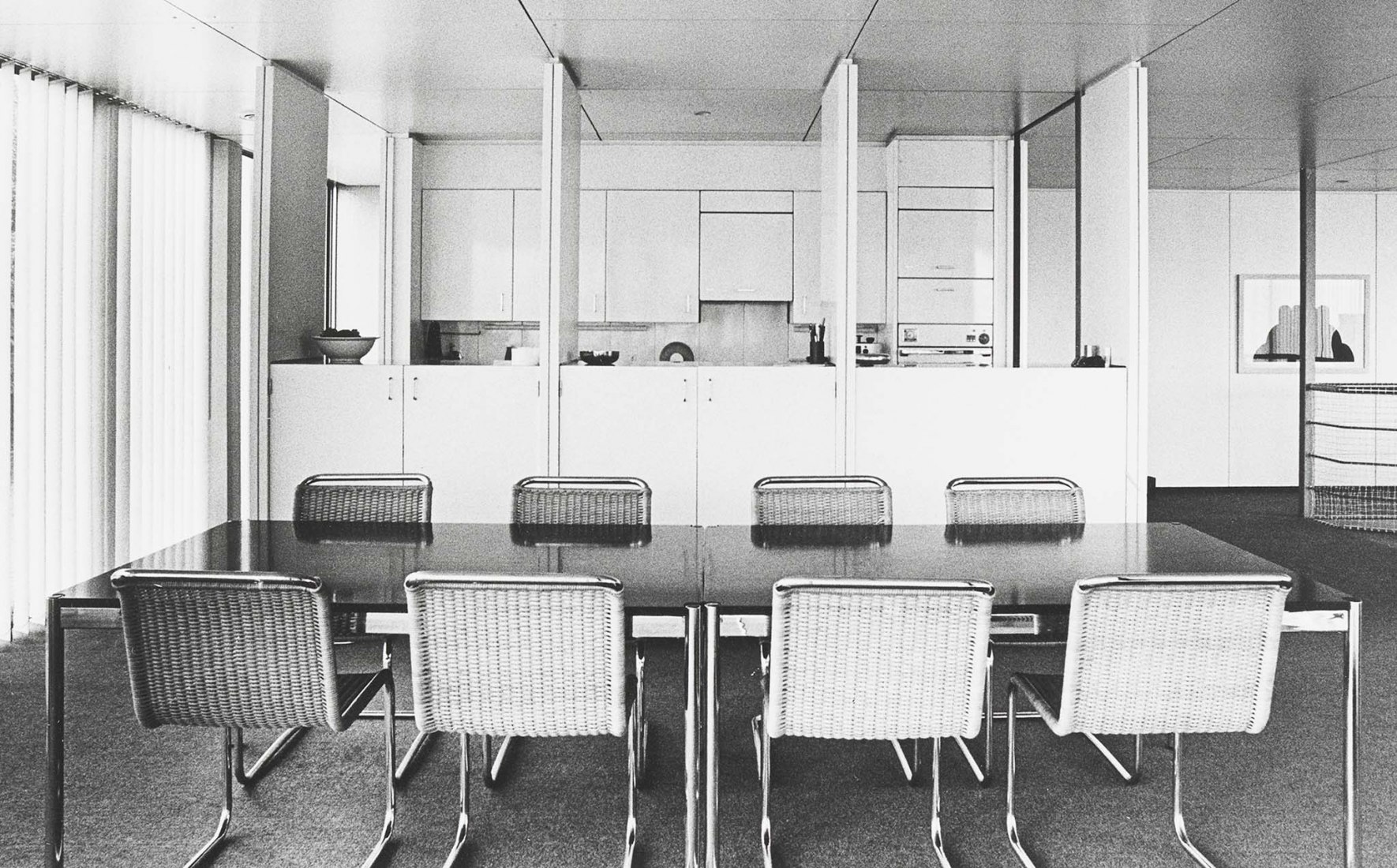 La cocina se abre a la sala de estar, 1969. Rehabilitación de la Vivienda Buchli de Fritz Haller.