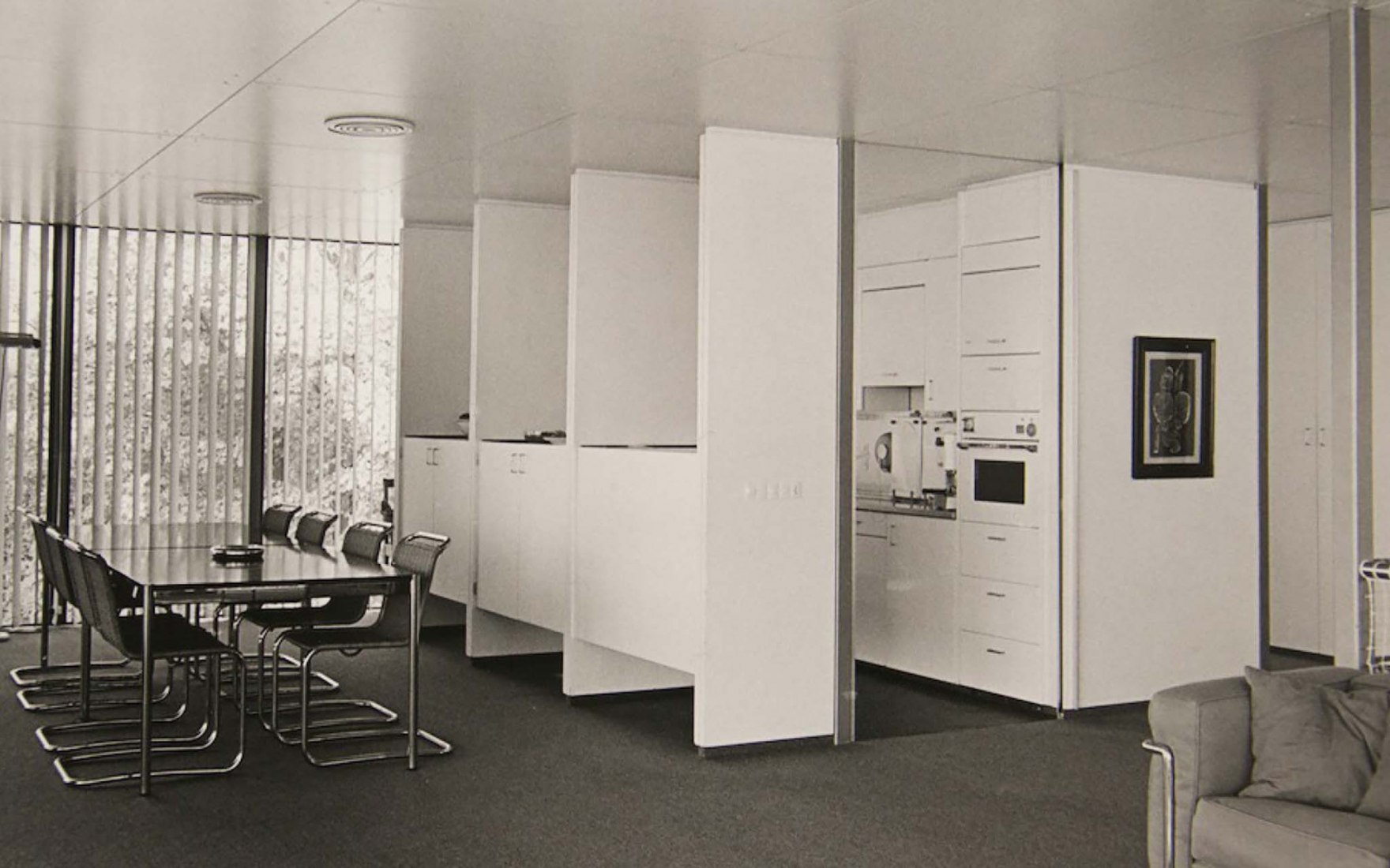La cocina se abre a la sala de estar, 1969. Rehabilitación de la Vivienda Buchli de Fritz Haller.