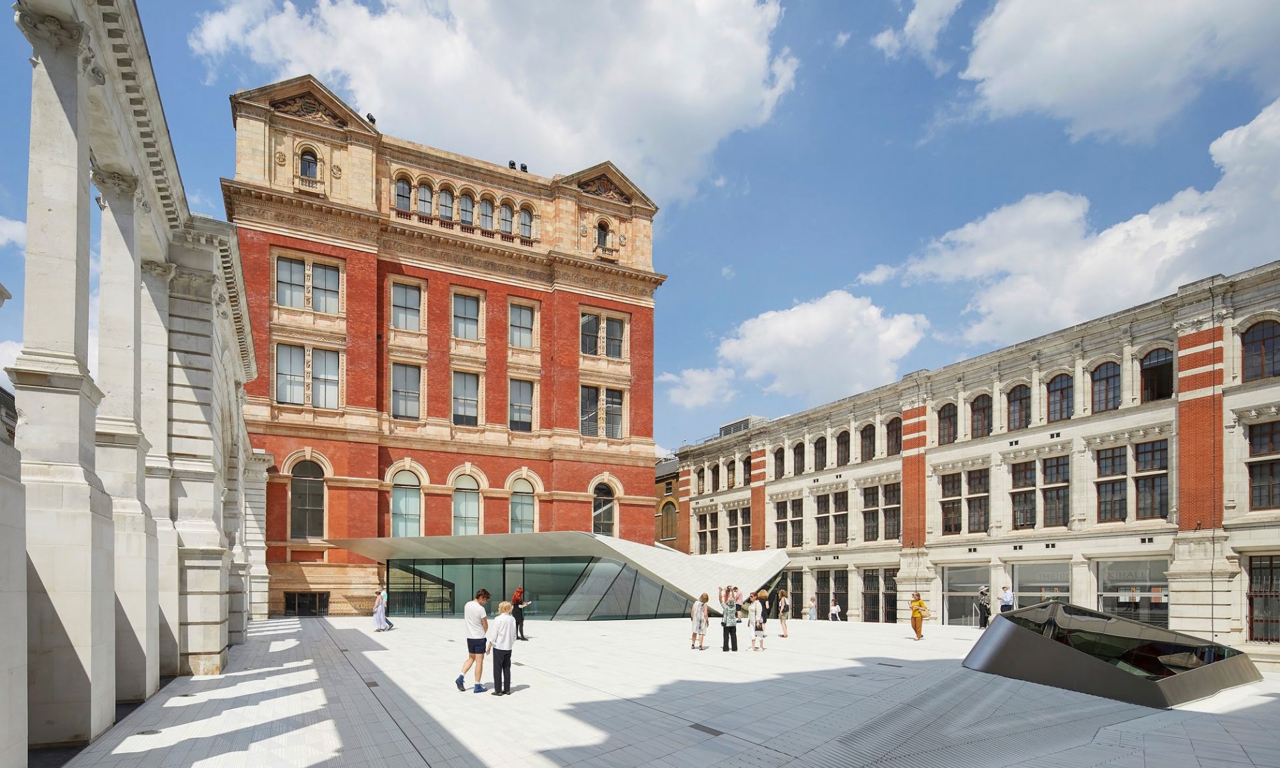 Magnifying the fact of access. A new entry for the Victoria & Albert