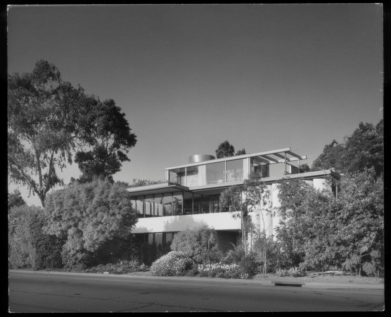 VDL Research House by Richard Neutra. © J. Paul Getty Trust. Getty Research Institute, Los Angeles (2004.R.10).