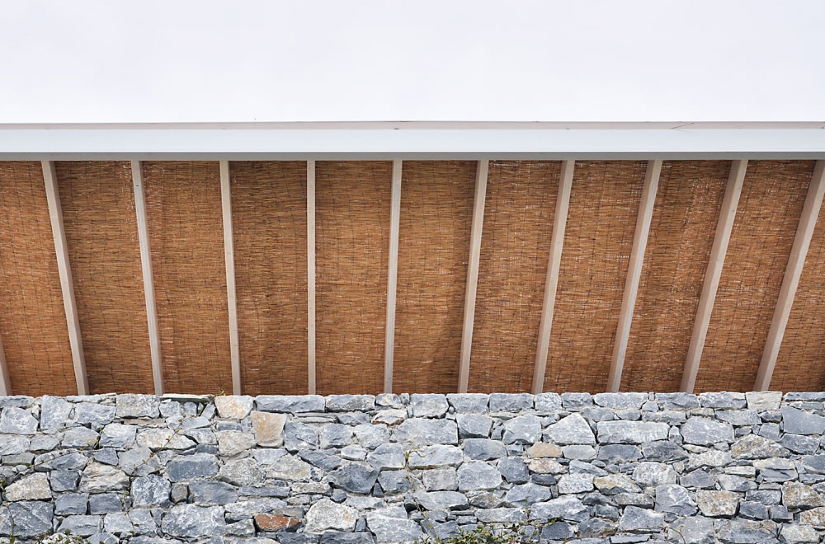 Pergola structure detail. Villa Melana by Valia Foufa and Panagiotis Papassotiriou. Photography © Pygmalion Karatzas.giotis Papassotiriou. Fotografía © Pygmalion Karatzas.
