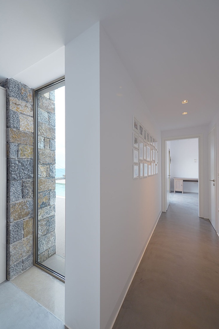 Inside view. Villa Melana by Valia Foufa and Panagiotis Papassotiriou. Photography © Pygmalion Karatzas.