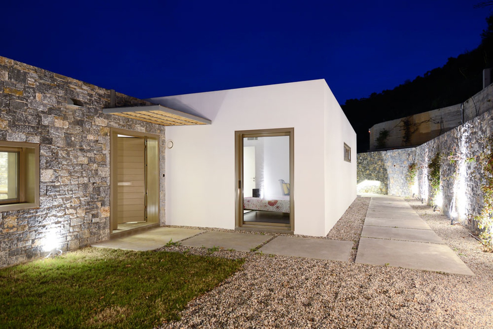 Outside view. Villa Melana by Valia Foufa and Panagiotis Papassotiriou. Photography © Pygmalion Karatzas.