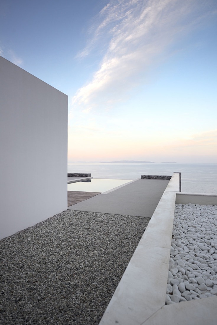 Outside view. Villa Melana by Valia Foufa and Panagiotis Papassotiriou. Photography © Pygmalion Karatzas.