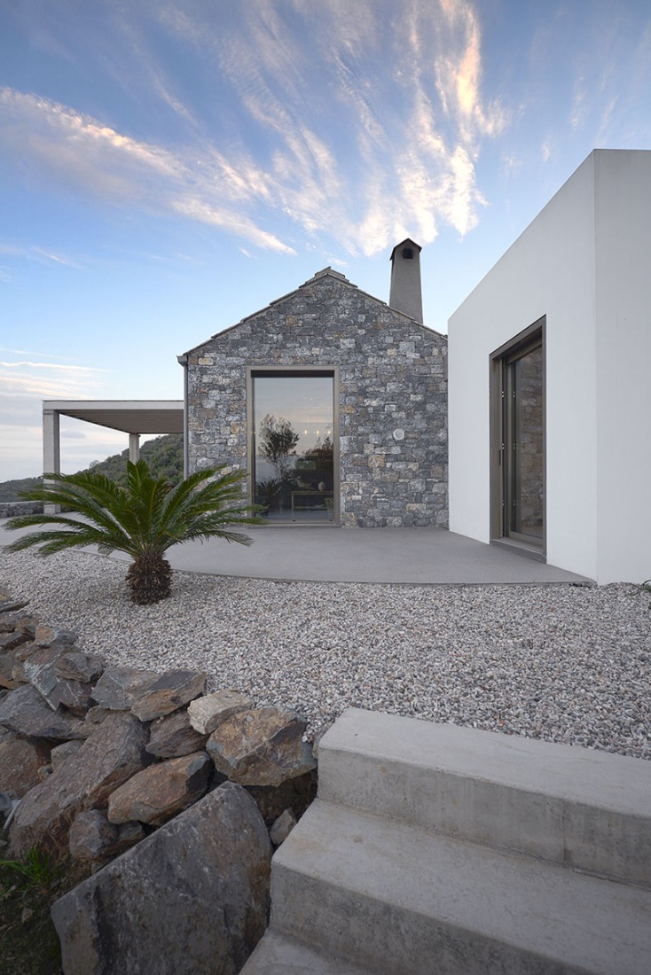 Outside view. Villa Melana by Valia Foufa and Panagiotis Papassotiriou. Photography © Pygmalion Karatzas. por Valia Foufa y Panagiotis Papassotiriou. Fotografía © Pygmalion Karatzas.